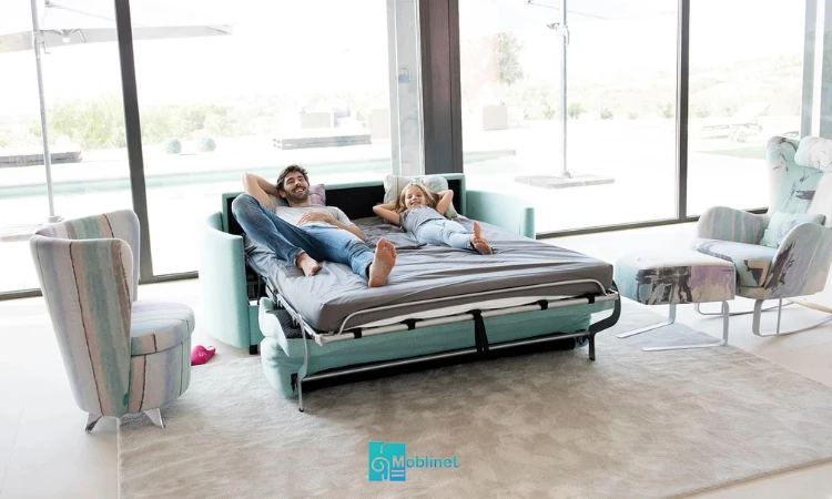 تصویر خانواده در حال استراحت روی مبل تختخواب شو دونفره