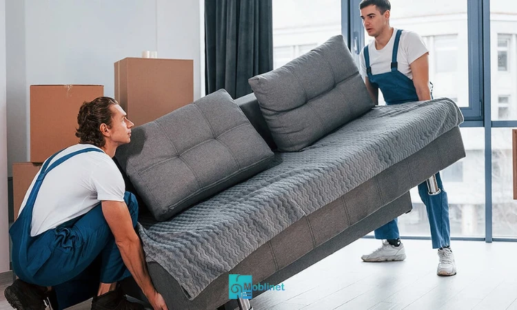 تصویر حمل مبل تخت خواب شو هتلی توسط دو مرد