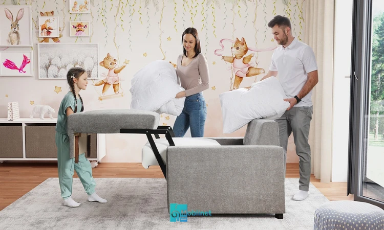 تصویر خانواده ای درحال باز کردن مبل تختخواب شو