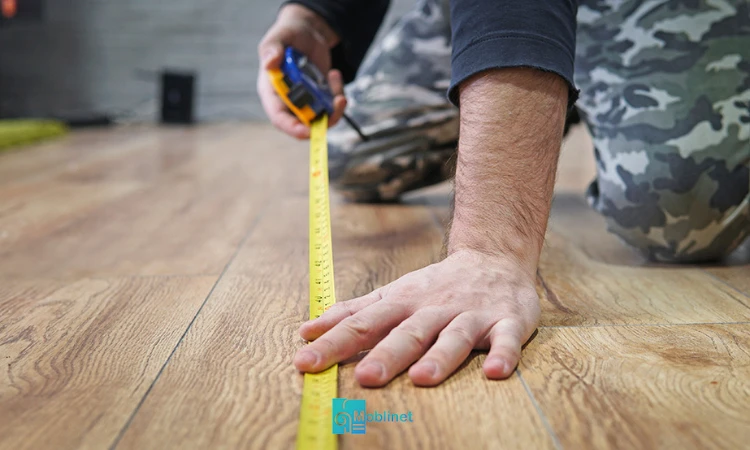 تصویر یک مرد درحال اندازه گیری