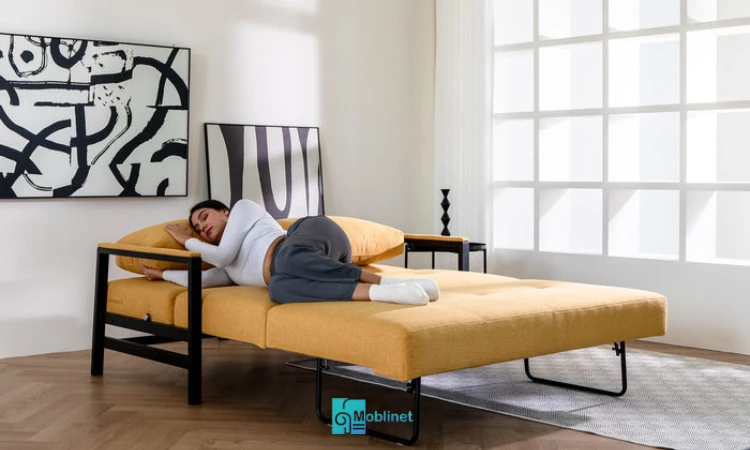 تصویر خانمی در حال استراحت روی مبل تختخواب شو دو نفره