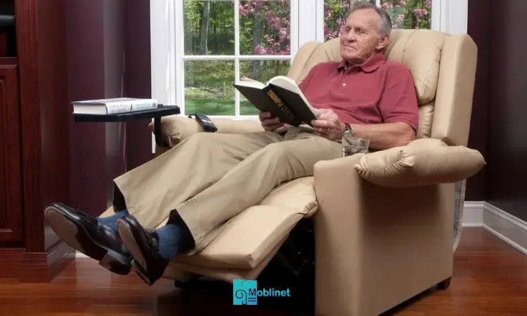 تصویر یک سالمند در حال استراحت روی مبل ریلکسی